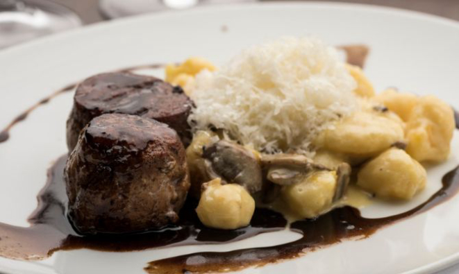 Escalope de mignon suíno com nhoque ao funghi do Ernesto. Foto: André Rodrigues/Gazeta do Povo. 