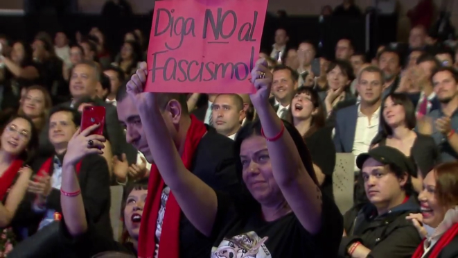 Janaína Rueda, de A Casa do Porco, exibe cartaz na cerimônia.