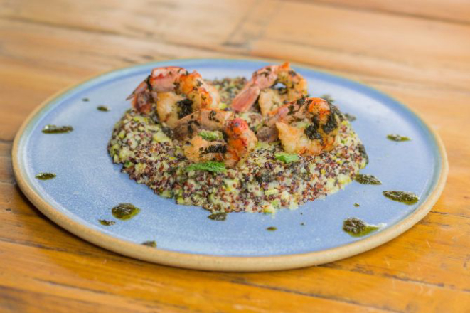 Risoto de quinoa com camarões, aspargos e tomatinhos. Foto: Enan Correia