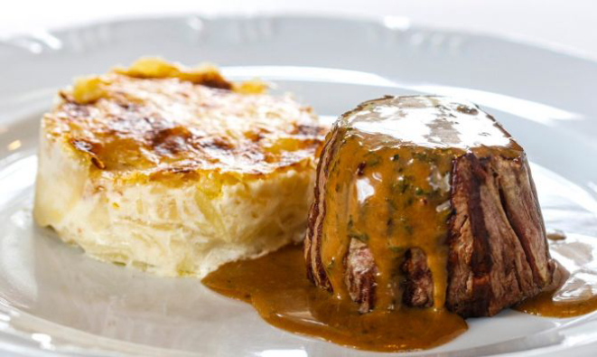 Mignon do L'Épicerie servido com molho de ervas e batatas gratinadas. Foto: André Rodrigues/Gazeta do Povo.