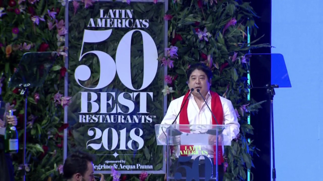 Chef Micha, do Maido, recebe o prêmio de melhor restaurante da América Latina.