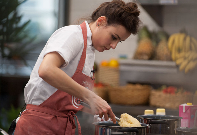 Chocolate foi motivo de brigas e discussões na prova do MasterChef. Adriana foi a eliminada da noite. Chocolate foi o desafio da primeira prova. Chef curitibano, André, foi destaque no MasterChef. André apresentou duo de guioza e conquistou os jurados. Foto: Carlos Reinis/Band