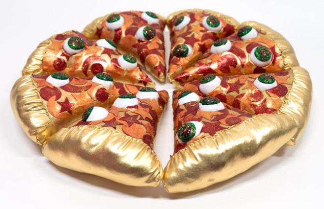 "Pizza mística", uma escultura de Hein Koh no Museu da Pizza, que abre em outubro em Nova York. Foto: cortesia do Museu da Pizza ao the Washington Post.<p></p>