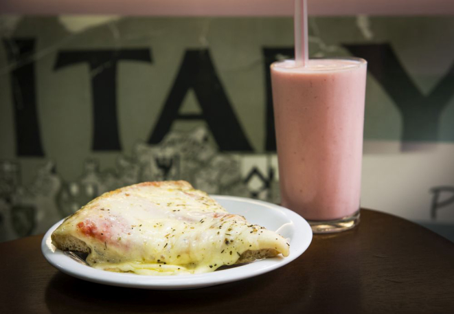 Campeões de vendas, fatia de pizza muçarela e vitamina. Foto: Letícia Akemi / Gazeta do Povo