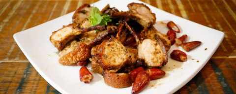 Em açougue especializado, chef ensina como preparar cortes suínos e de cordeiro