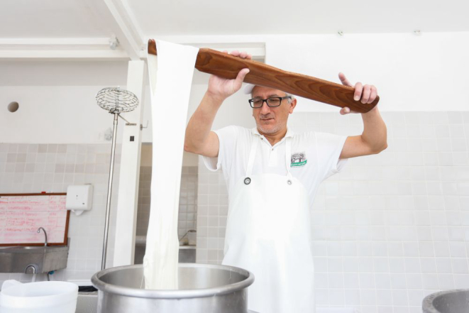 Chamado originalmente de 'mestre-casaro', Luca Ludovico produz todos os queijos vendidos no Mozzarellart como manda a tradição italiana. Foto: Valterci Santos/divulgação.