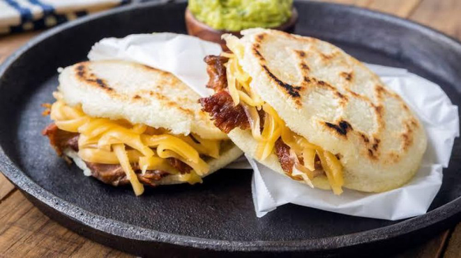 Colombianos e venezuelanos compartilham o hábito de comer as arepas, que são pães fritos feitos de fubá. Foto: divulgação.