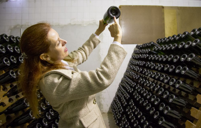 Heloise Merolli produz espumantes na Vinícola Legado, em Campo Largo, segundo o método champenoise. Foto: Hugo Harada/Gazeta do Povo.