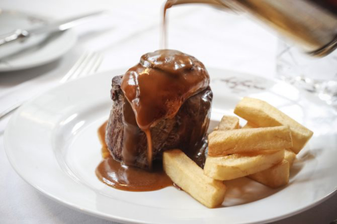 O prato pode ser acompanhado até mesmo de batatas fritas, como no restaurante curitibano Île de France. Foto: André Rodrigues/Gazeta do Povo.