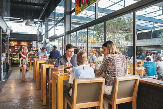 A Mercadoteca, aberta em 2015, atende aos habitantes do Mossunguê e região. O empreendimento ajudou a descentralizar a oferta de gastronomia em Curitiba. Foto: Letícia Akemi/Gazeta do Povo.