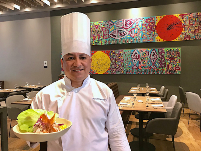 O chef Isidoro Troyes foi trazido de Lima para comandar o QCeviche. Foto: Guilherme Grandi/Gazeta do Povo.