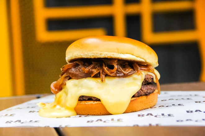 O hambúrguer com queijo raclette da Raclé. Foto: divulgação.