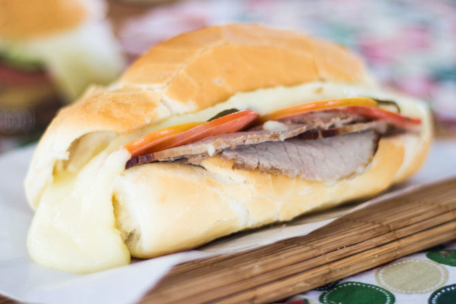 O sanduíche Bauru, feito no pão francês e recheado de rosbife, queijo e tomate, agora é patrimônio cultural de São Paulo. 