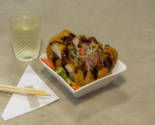 No bairro Sion, o novíssimo Dona Tomoko Izakaya, serve o clássico tonkatsu: lombo de porco empanado à moda japonesa e custa R$ 15 a porção. Foto: Fábio Gruppi/divulgação