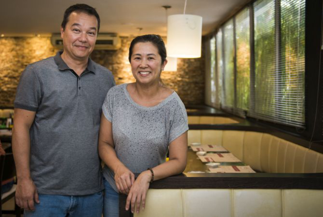 Ener e a esposa Andrea Yuri Ido, que trabalha no Tatibana. Foto: Letícia Akemi/Gazeta do Povo.