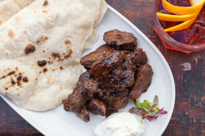 Porção de fígado no melado de romã, coalhada kefir e pão chapati .Foto: Fernando Zequinão / Gazeta do Povo