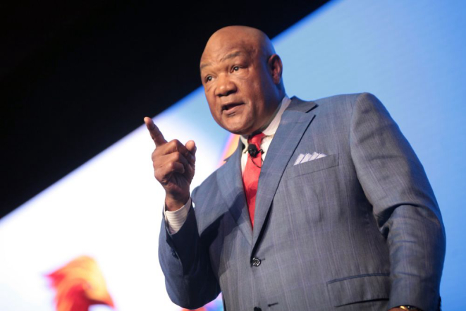 Pelas redes sociais, George Foreman avisa: "meu direto de direita ainda derruba muita gente". Foto: Visualhunt.