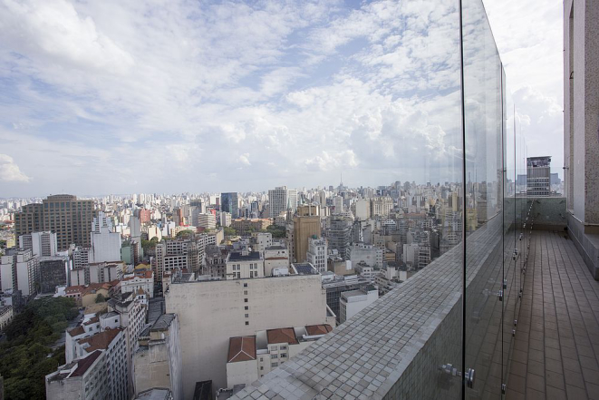 É possível tomar um café ou provar pratos mais diferentes no mirante do Farol Santander. Foto: Renato Suzuki/divulgação.