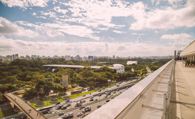 Aberto recentemente ao lado do Parque Ibirapuera, o restaurante Vista oferece uma visão panorâmica de São Paulo. Foto: divulgação.