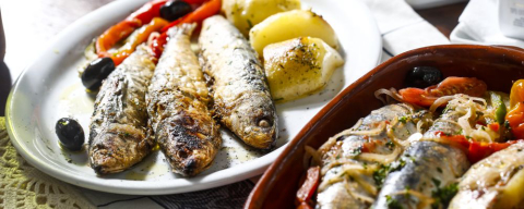 Está chegando a temporada de sardinha! Aprenda a receita de caldeirada
