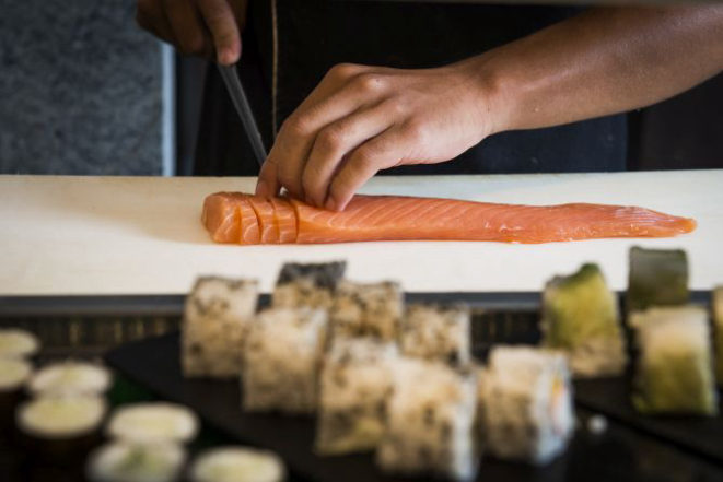 Salmão é o peixe favorito dos brasileiros e o que mais sai nos restaurantes de Komagata. Foto: Letícia Akemi/Gazeta do Povo