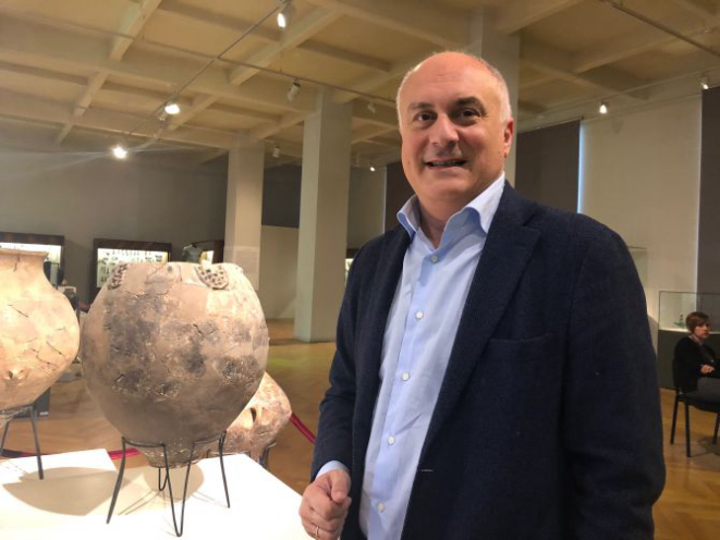 David Lordkipanidze, diretor do Museu Nacional da Georgia, posa ao lado do vaso de argila do período Neolítico encontrado em 2017 com resíduos de vinho de 8.000 anos atrás. Foto: Amie Ferris-Rotman/The Washington Post<p></p>