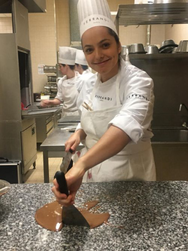 Jovem chef pâtissier brasileira durante curso de confeiteira na Ferrandi Paris. Foto: Arquivo Pessoal