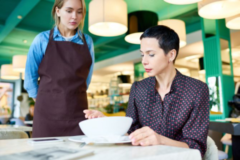 Prato frio e bebida quente? Saiba como reclamar do jeito certo no restaurante