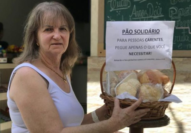 Dona Neca e a cesta de pães: todos os dias entre 50 e 100 produtos são doados. Foto: arquivo pessoal.