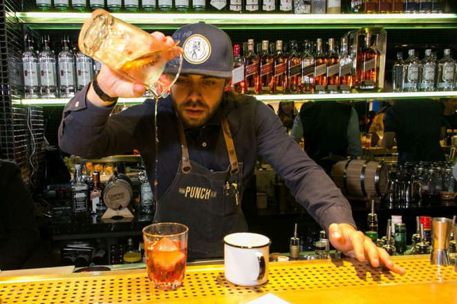 O bartender Rafael Oliveira prepara dois drinks com o The Macallan que não estão no cardápio. Foto: Naideron Jr./divulgação.