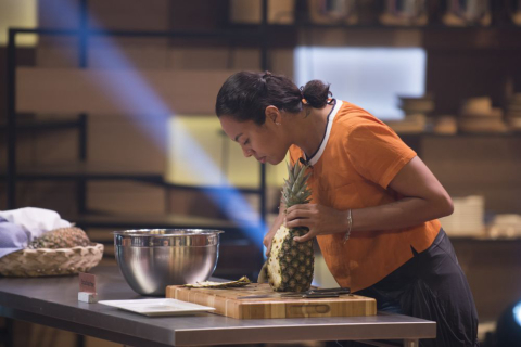 Cozinheiros do novo MasterChef deste domingo terão que descascar um abacaxi perfeito