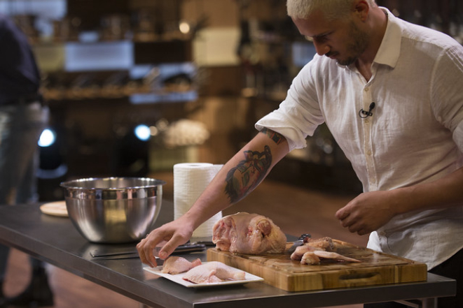 Cortar um frango em oito pedaços foi um dos desafios. Foto: Carlos Reinis/Band/ Divulgação