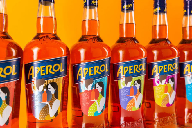 Seis diferentes rótulos de Aperol foram lançados em comemoração ao centenário da bebida. Foto: divulgação.