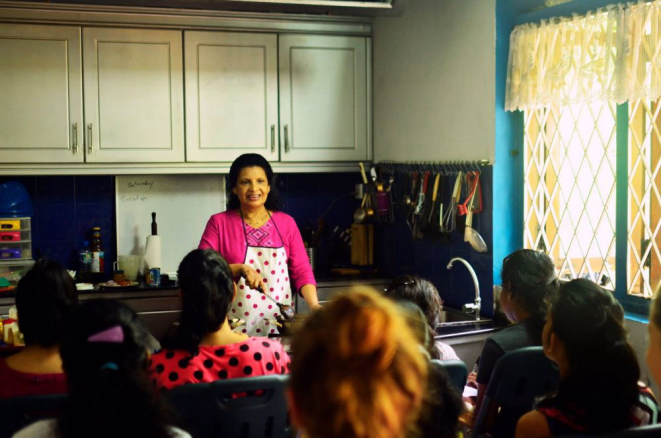 Um dos cursos criados por Shantha ensina mais de 100 receitas de pratos típicos e internacionais em apenas oito dias. Foto: reprodução Facebook.