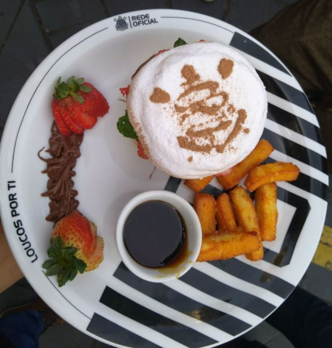 O hambúrguer doce da Loucos Por Ti é feito com pão, brownie de chocolate, morango, Nutella, hortelã, mel e queijo coalho (R$ 28). Foto: Divulgação