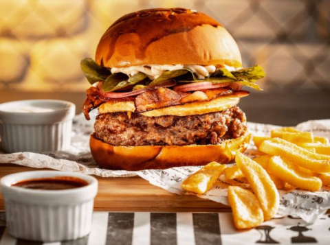 Conheça o Loucos Por Ti Steakburger, primeiro restaurante temático do Corinthians