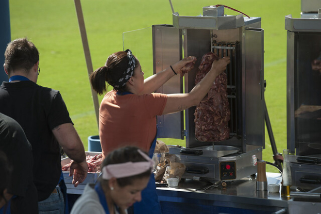 No churrasco grego, a carne é assada em um espeto na vertical. Foto: Carlos Reinis/Band/Divulgação