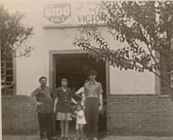 Victor Schiochet (esquerda) com a família em frente ao antigo armazém de secos e molhados no bairro do Taboão, hoje São Lourenço. Foto: divulgação.