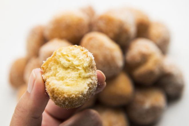 Feito com apenas cinco ingredientes, o quitute é uma ótima opção para um lanche da tarde com gosto de infância. Foto: Letícia Akemi / Gazeta do Povo