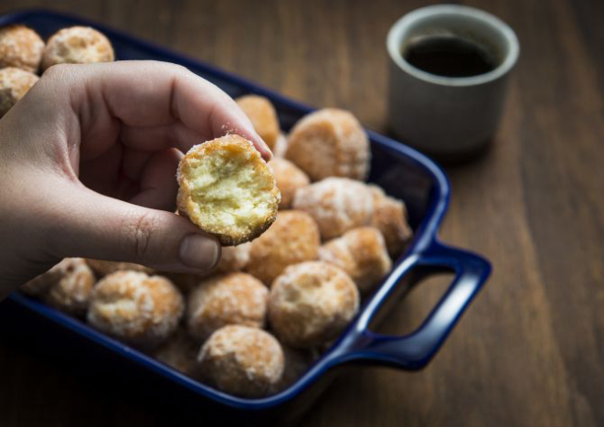 Bolinhos de chuva da Confeitaria Munhoz. Dona Helga, responsável pelos quitutes da loja, adiciona cachaça na massa. Foto: Letícia Akemi / Gazeta do Povo