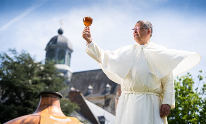 Padre Karel Stautemas, que está coordenando a implantação da microcervejaria. Foto: divulgação.