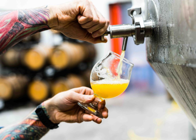 A maior parte das novas cervejarias é tocada por jovens empreendedores. Foto: Unsplash.