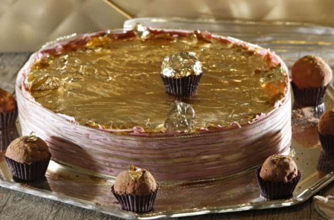 A Entremet El Dorado é feita com creme de baunilha de Madagascar, geleia de frutas vermelhas e chocolate ruby. Na decoração, folhas de ouro 24K. Foto: Hedeson Alves / Gazeta do Povo