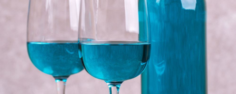 Não caia nessa, não existe vinho naturalmente azul