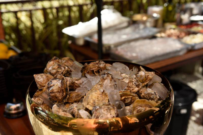 Os mais variados tipos de ostra serão servidos no deck (varanda) do restaurante, aproveitando a previsão de bom tempo para a data. (Foto/ Rubens Kato)