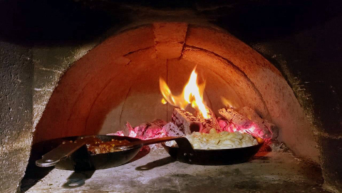 Toda quinta sai tudo do forno a lenha. Entrada, pratos principais e sobremesa