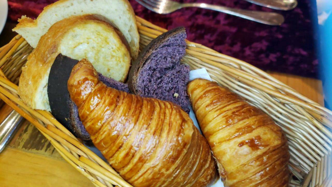 Os pães que compõem o couvert do Armazém Italiano - incluindo o pão de farinha de uva. 