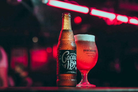 Quermesse com cerveja de cacau no ensolarado fim de semana curitibano