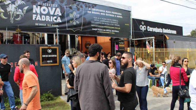 O Growler Day reúne as pessoas em torno da fábrica da Bodebrown, no Hauer, em Curitiba. (Foto/ Divulgação)