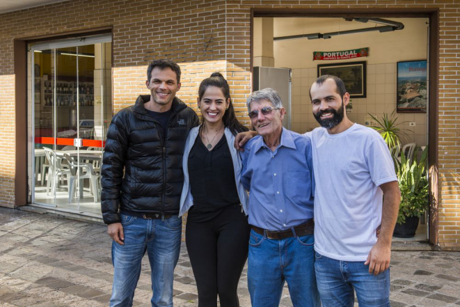 Reginaldo e a esposa, Edneia, são os novos sócios de Everaldo (na direita) para tocar o legado do português. Foto: Letícia Akemi/Gazeta do Povo.